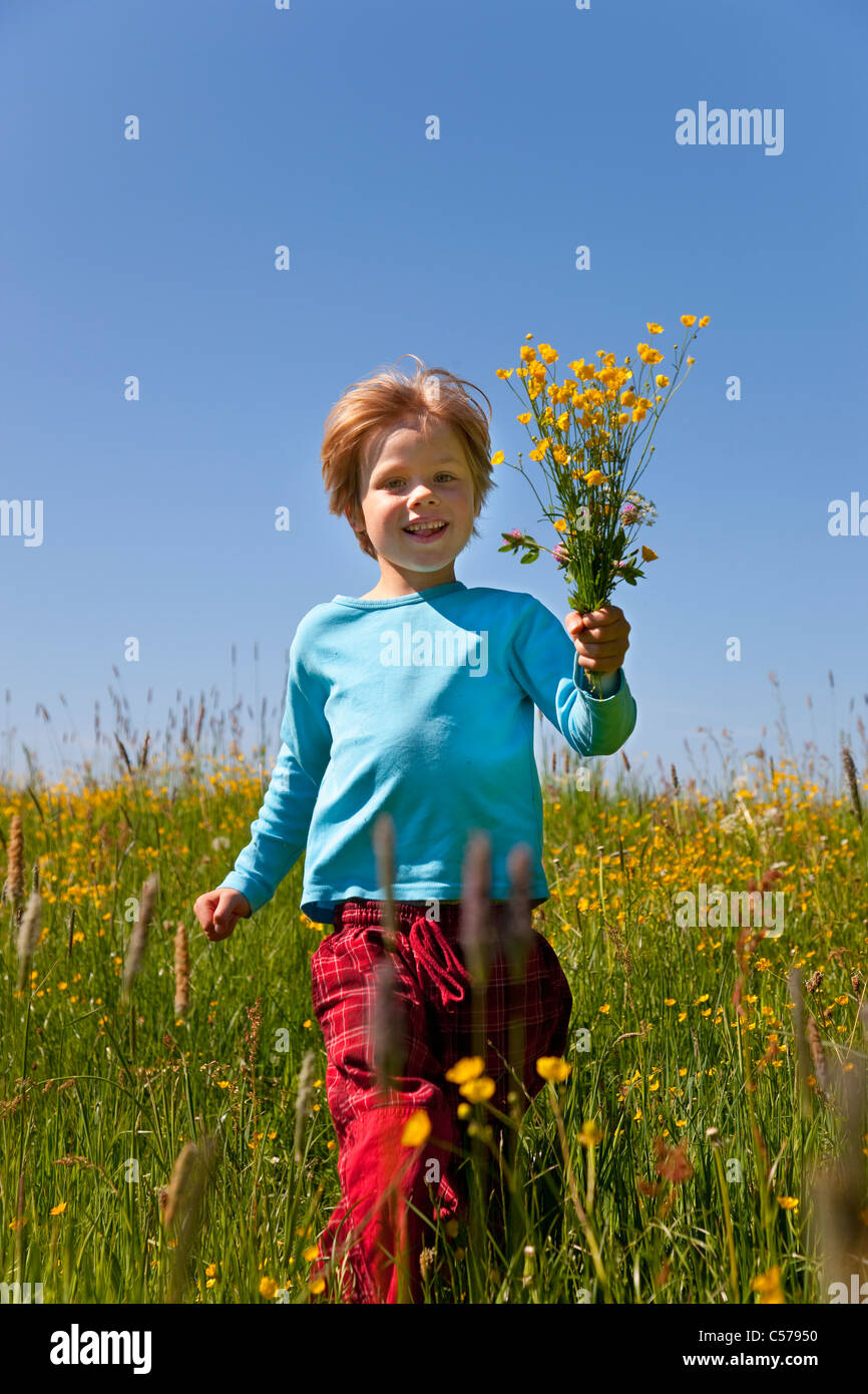 Junge mit Blumenstrauß Stockfoto