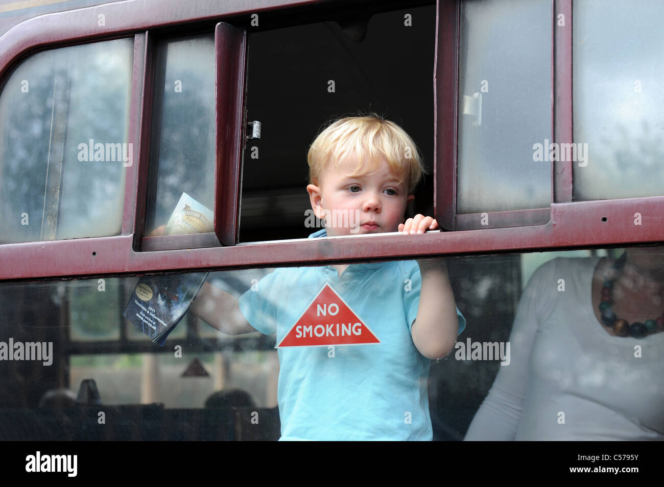 Kleiner Junge spähte durch die Fenster der Zug Wagen Severn Valley Railway uk Stockfoto