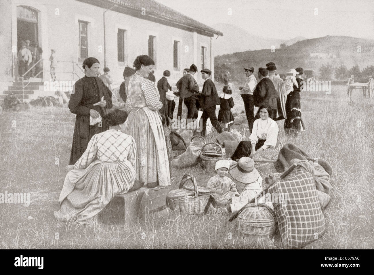 Gruppe der spanischen Bürger aus Frankreich nach Irun, Spanien, im Jahre 1914, während des ersten Weltkrieges repatriiert. Stockfoto
