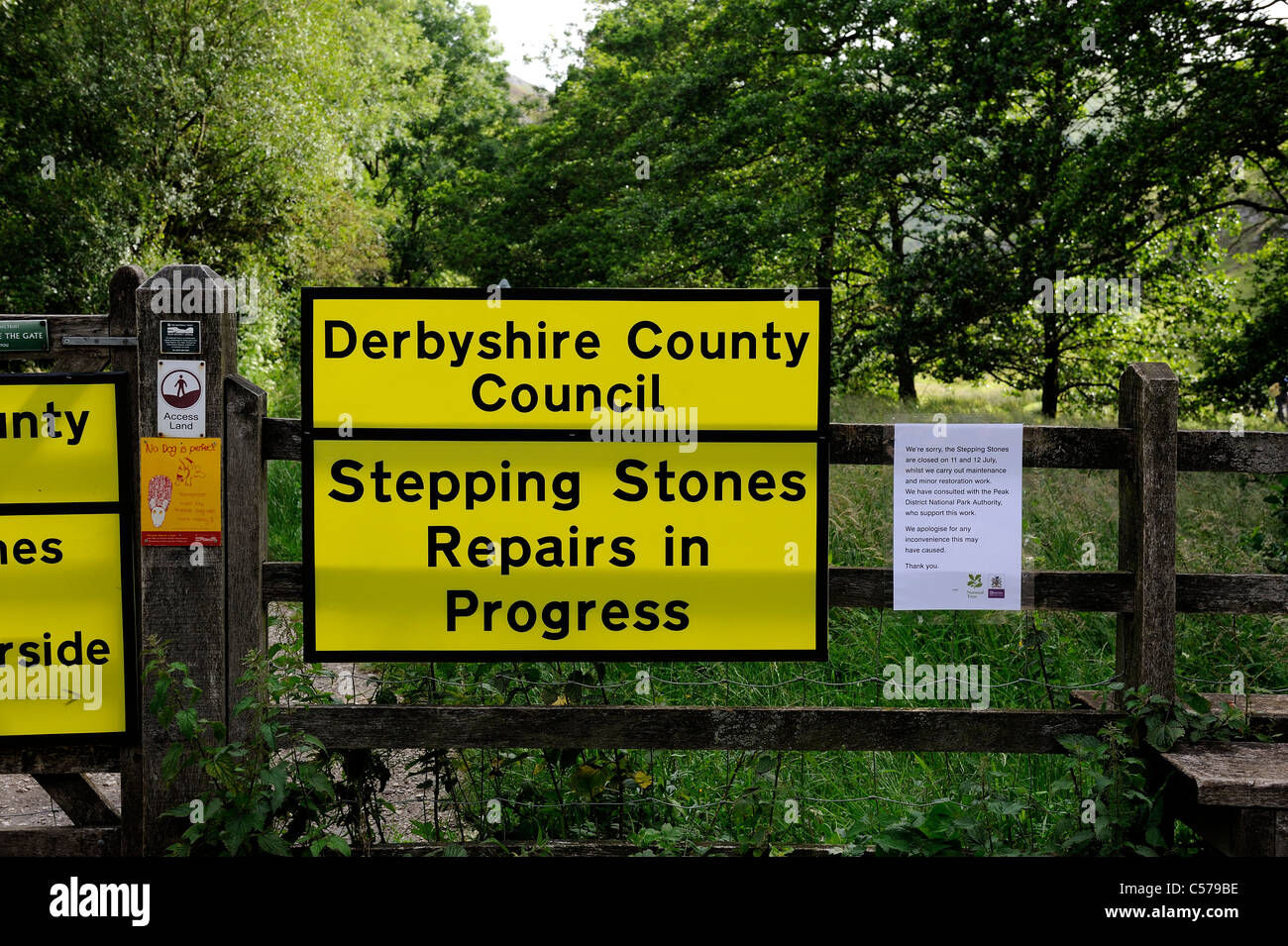 Trittsteine im Fortschritt Zeichen Dovedale Derbyshire England uk Reparaturen Stockfoto