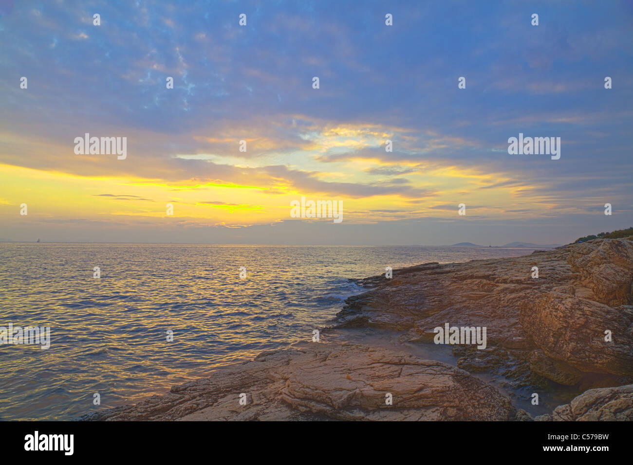 felsigen grobe Adria bei Sonnenuntergang Stockfoto