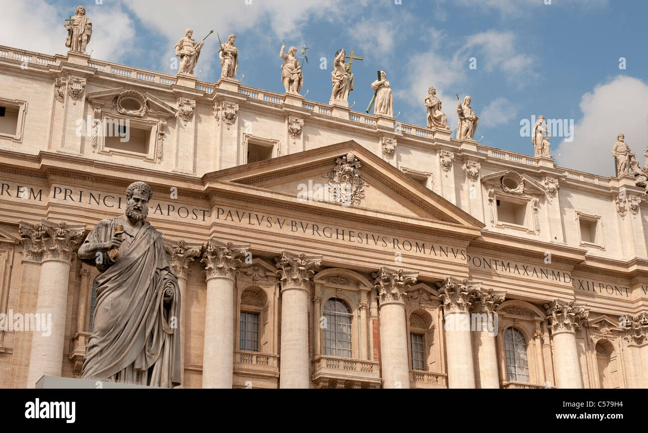 Die Statue von St. Peter und die Fassade der St. Peter Basilika Roms Stockfoto