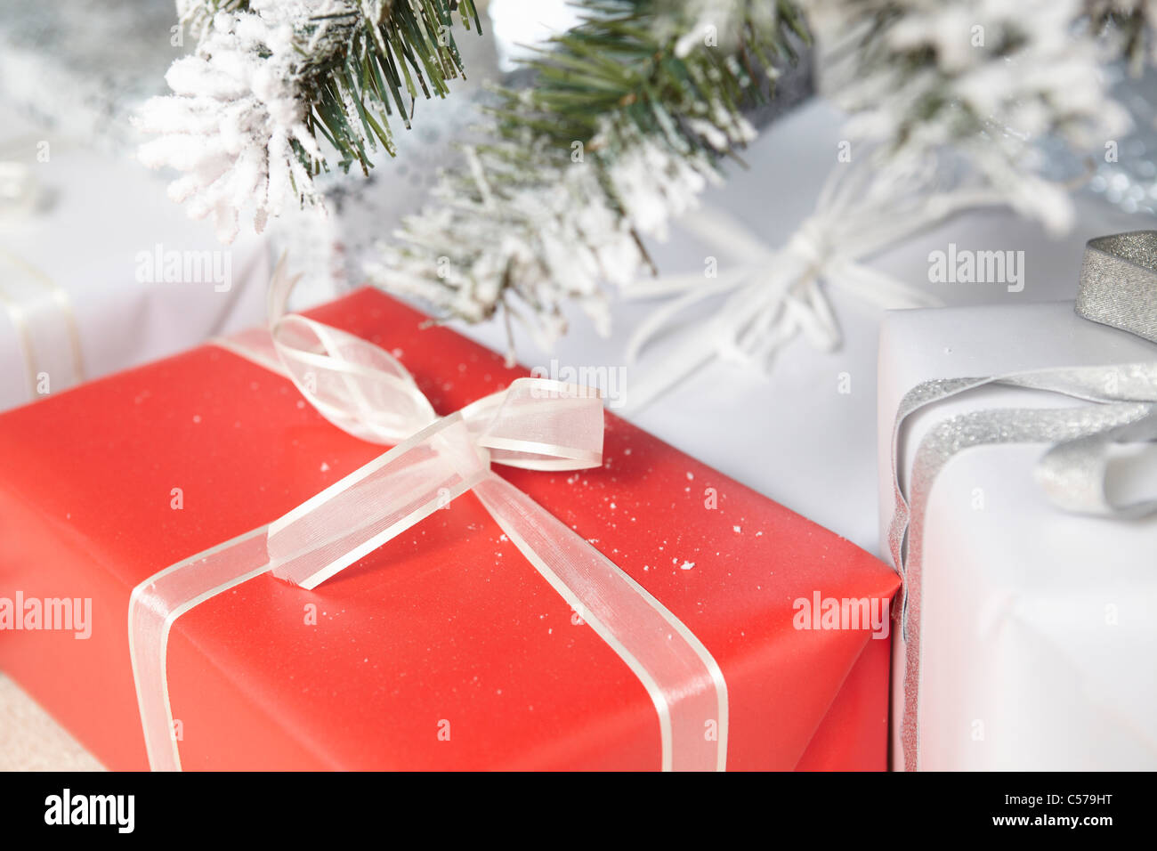 Verpackte Geschenke unter dem Weihnachtsbaum Stockfoto