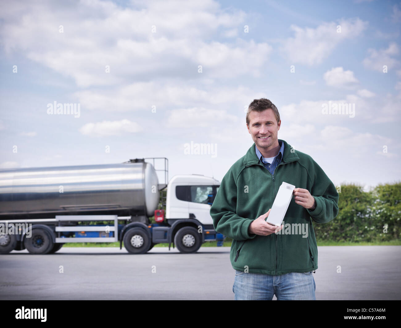 Trucker mit Ziegenmilch von tanker Stockfoto