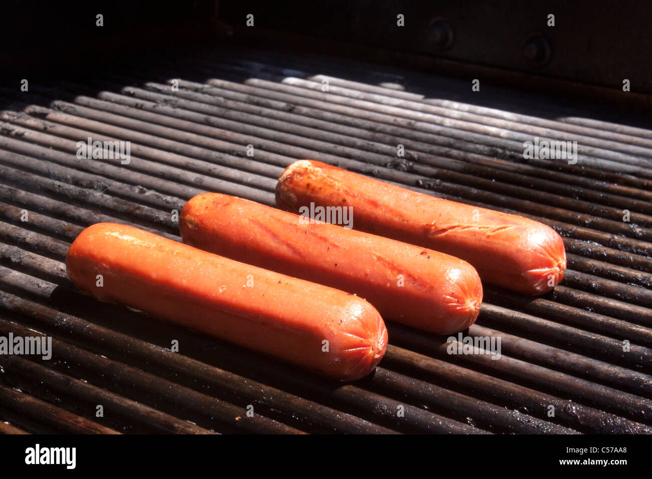 Würstchen auf dem Grill im Sommer Stockfoto