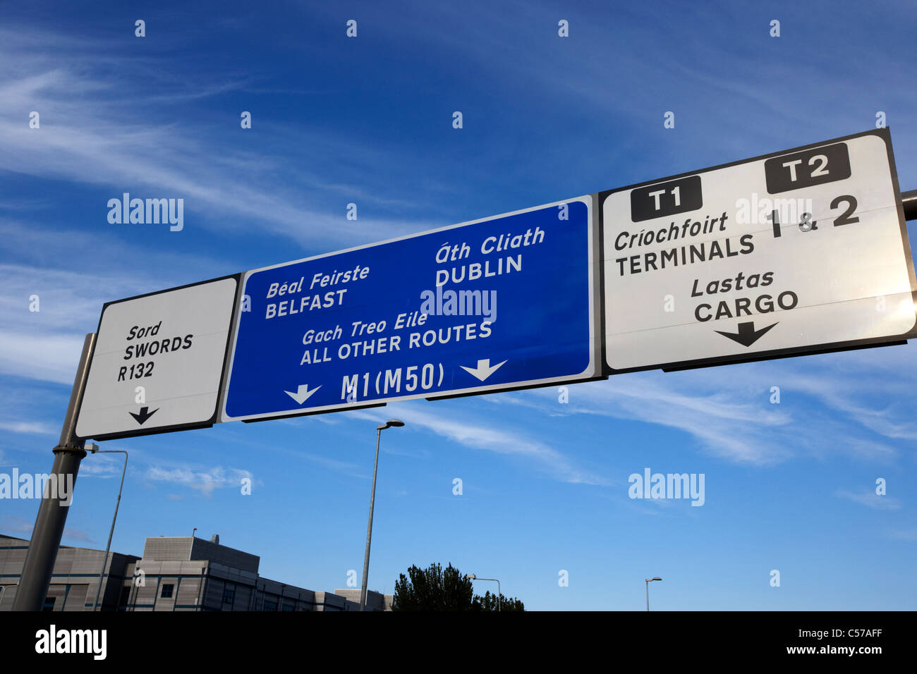 Roadsign für Terminals und Autobahnen an Dublin Flughafen Irland Europa Stockfoto