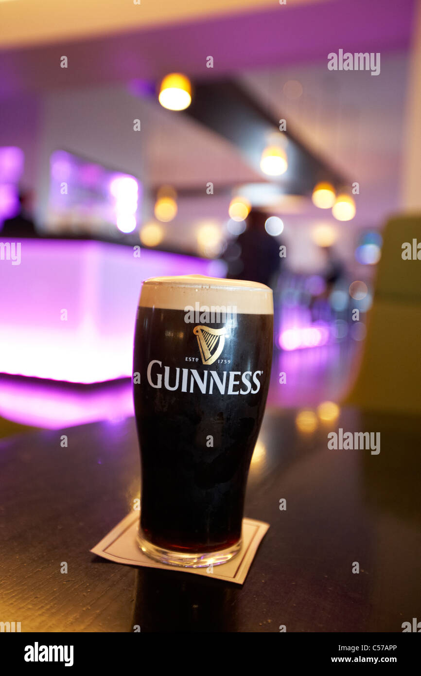 Pint Guinness in einem Dublin Pub Bistro Restaurant Irland gegossen Stockfoto