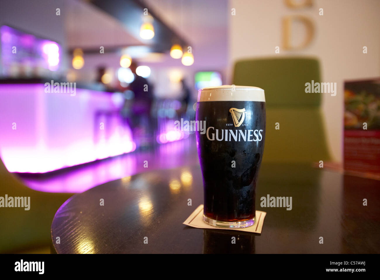 Pint Guinness in einem Dublin Pub Bistro Restaurant Irland gegossen Stockfoto