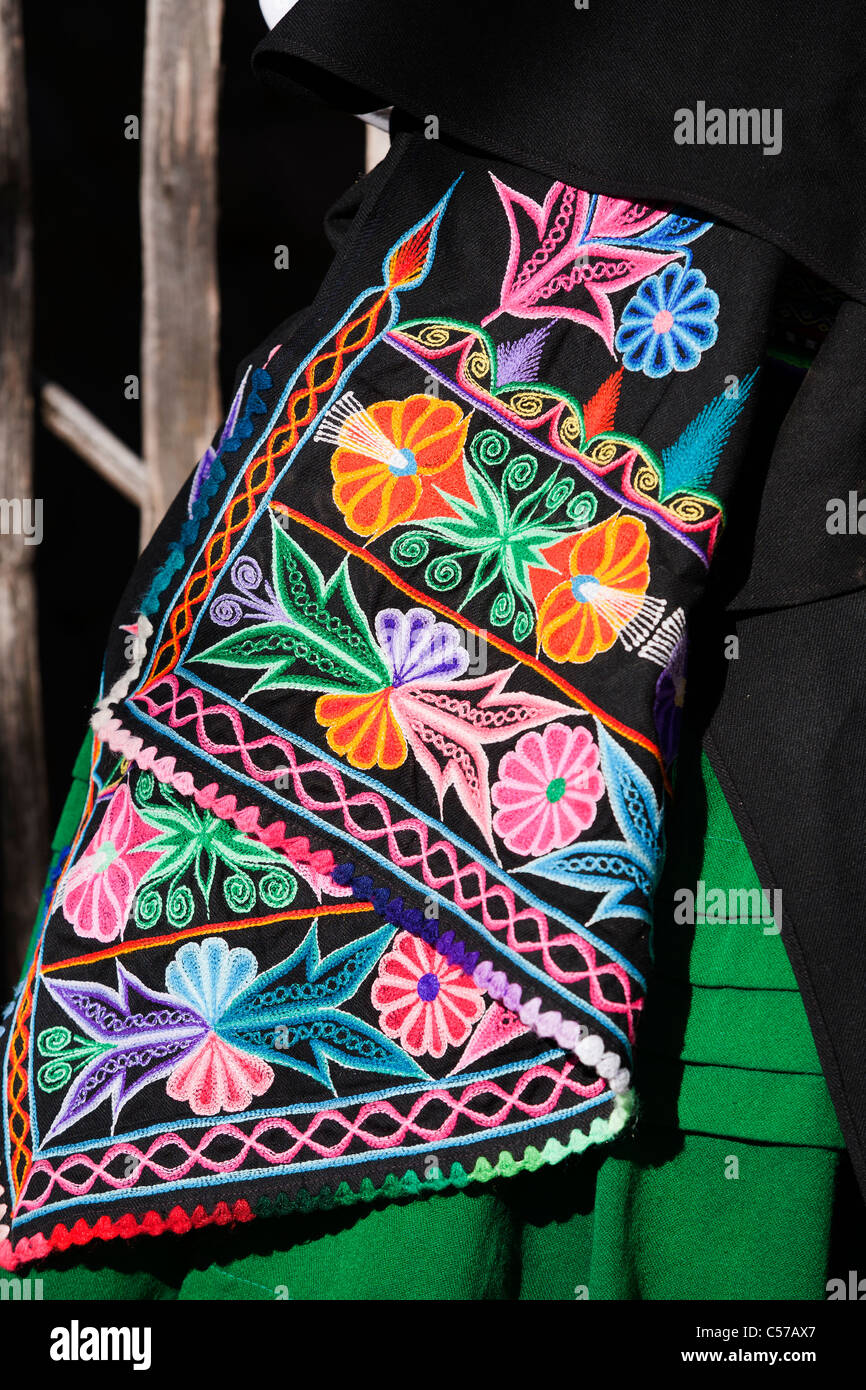 Eine Frau auf Amantani tragen traditionell gewebten Kleider mit Mustern. Stockfoto