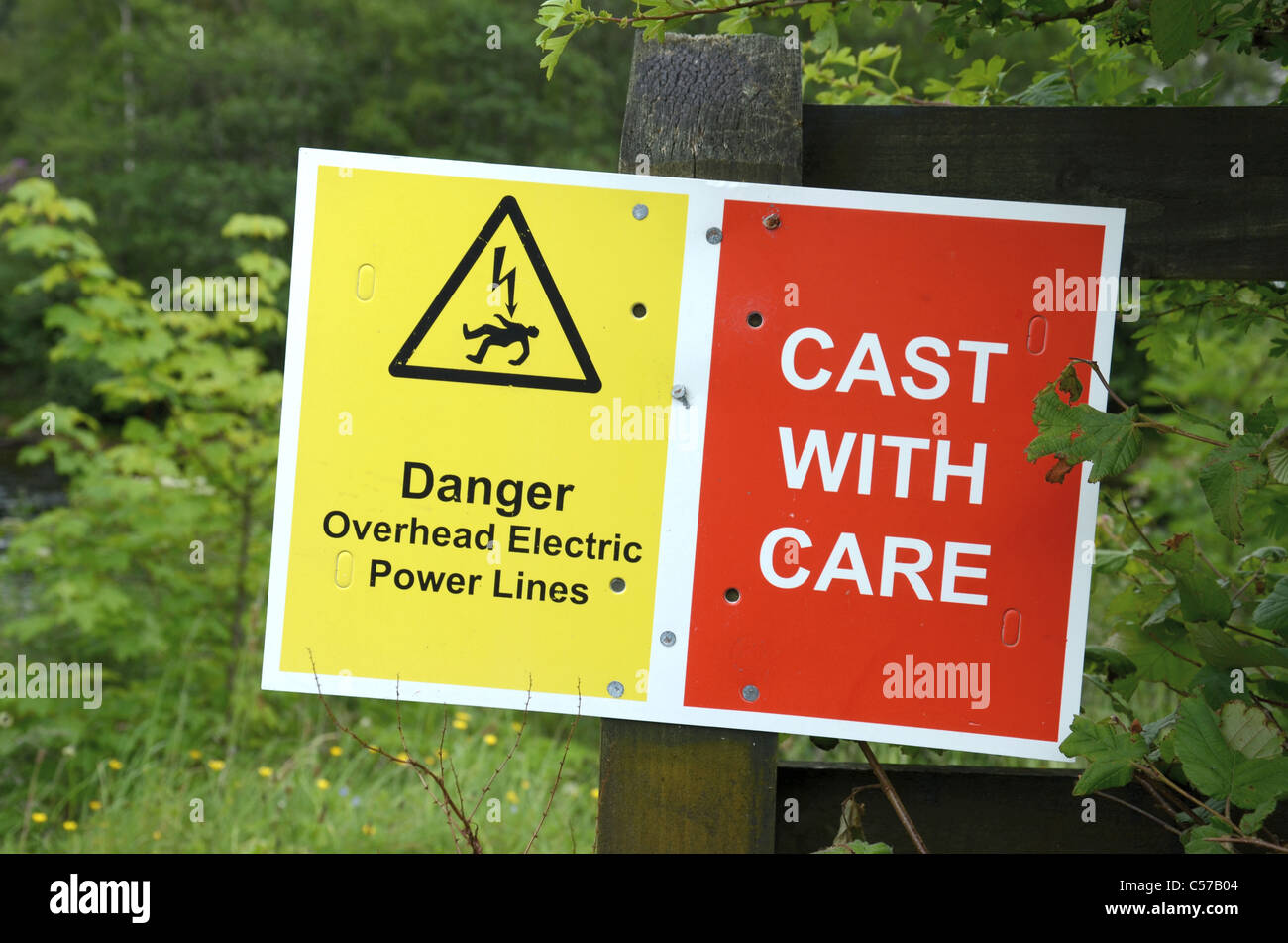 Warnzeichen für die Fischer über die Gefahr der overhead Stromleitungen in der Nähe von Kinlochleven informiert. Stockfoto