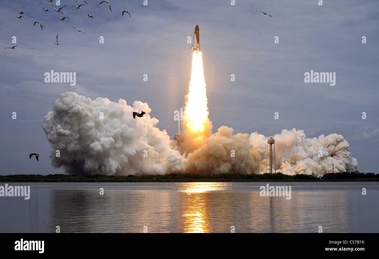 Space Shuttle Atlantis Blasten aus auf NASA letzte Shuttle-Mission STS-135, 2011 Stockfoto