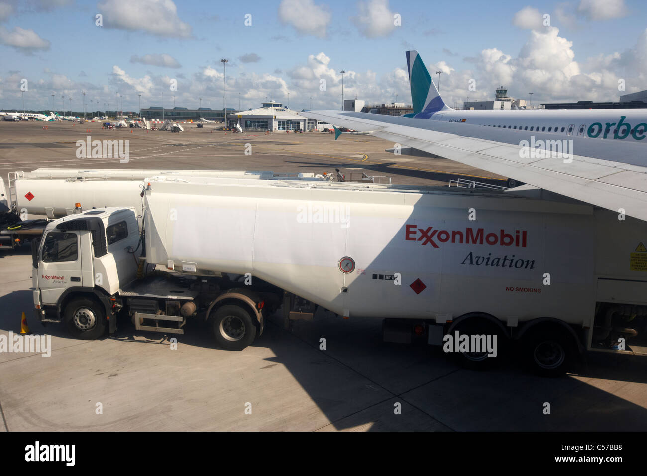 Exxon Mobil Jet Tankstellen Tanklastwagen tanken einen Hauch Kanada 737 Flugzeug am Flughafen Dublin Stockfoto