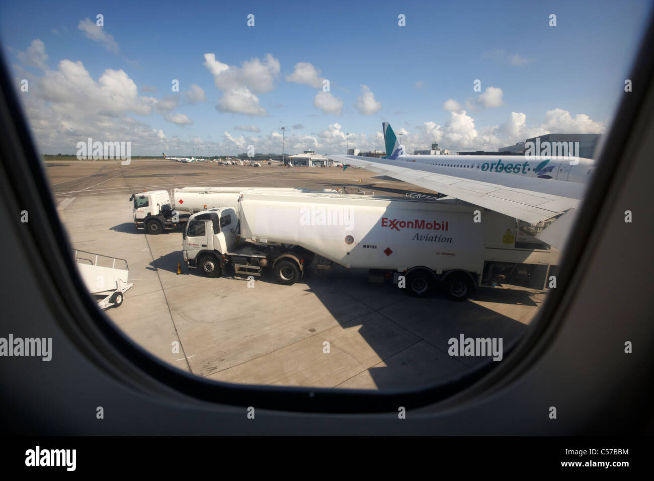 Blick auf Exxon Mobil Jet Fuel Tanker tanken tanken einen Hauch Kanada 737 Flugzeug am Flughafen Dublin Stockfoto