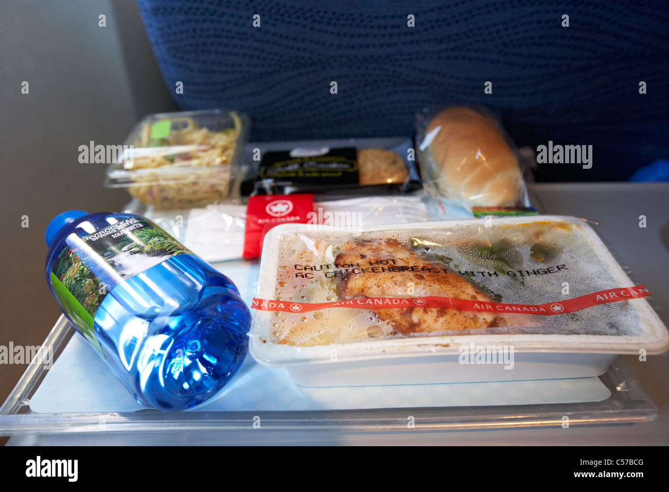 an Bord Inflight-Flugzeug-Huhn-Fertiggericht auf air Canada Flug Stockfoto