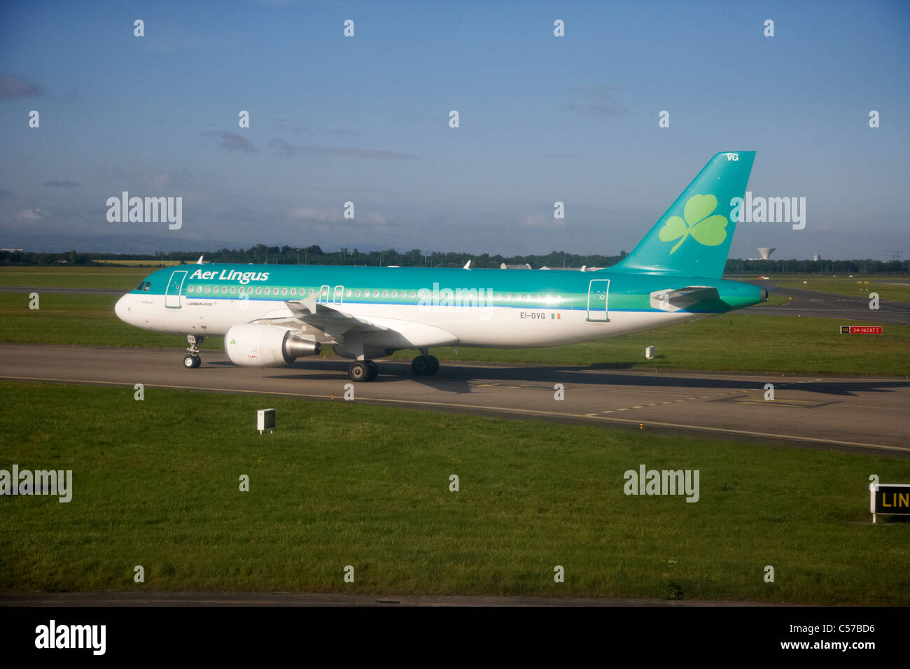 Aer Lingus Airbus a320 Ei-Dvg Flugzeuge Rollen zur Startbahn in Irland Dublin Flughafen Flugzeug Europa durchzogen. Stockfoto