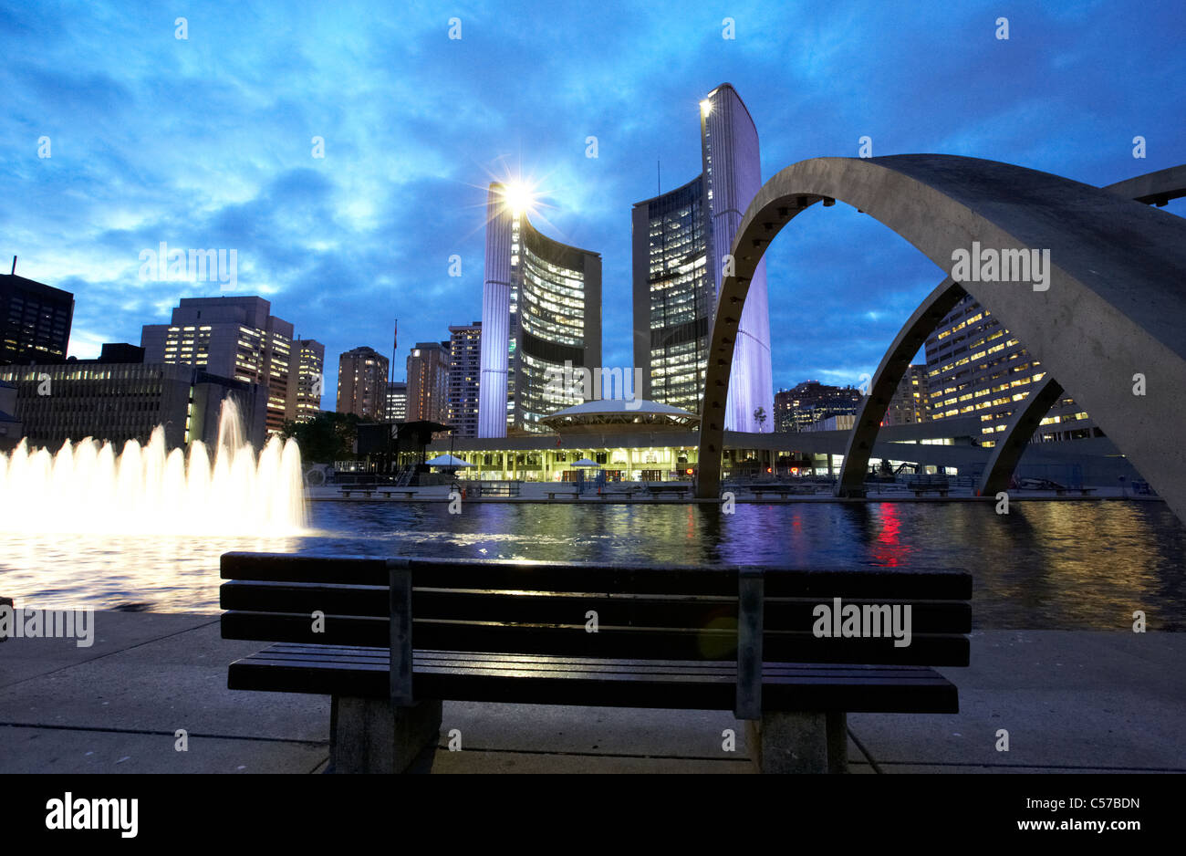 Toronto City Hall Gebäude und Nathan Phillips Square bei Nacht Stockfoto