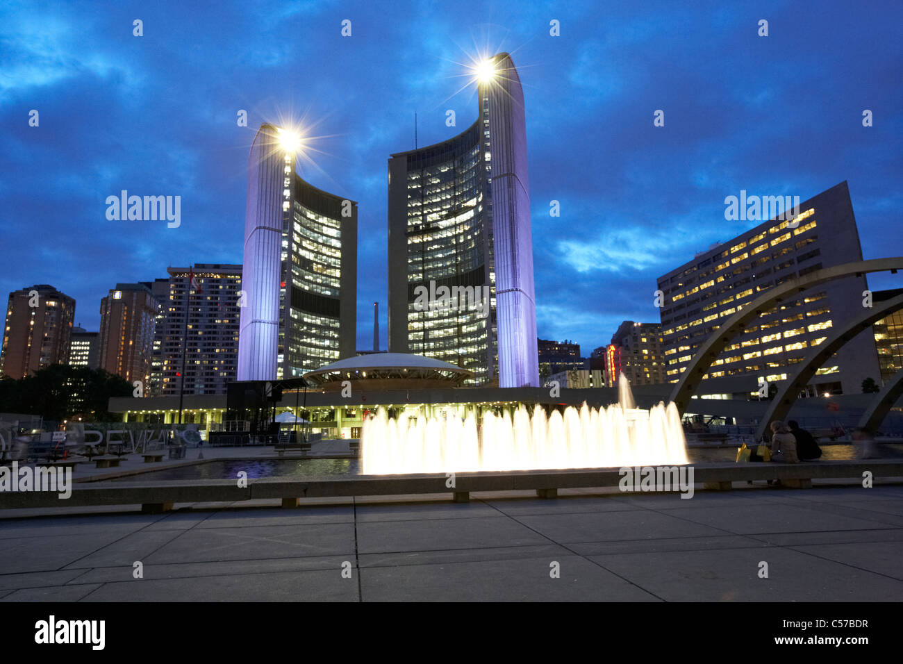 Toronto City Hall Gebäude und Nathan Phillips Square bei Nacht Stockfoto