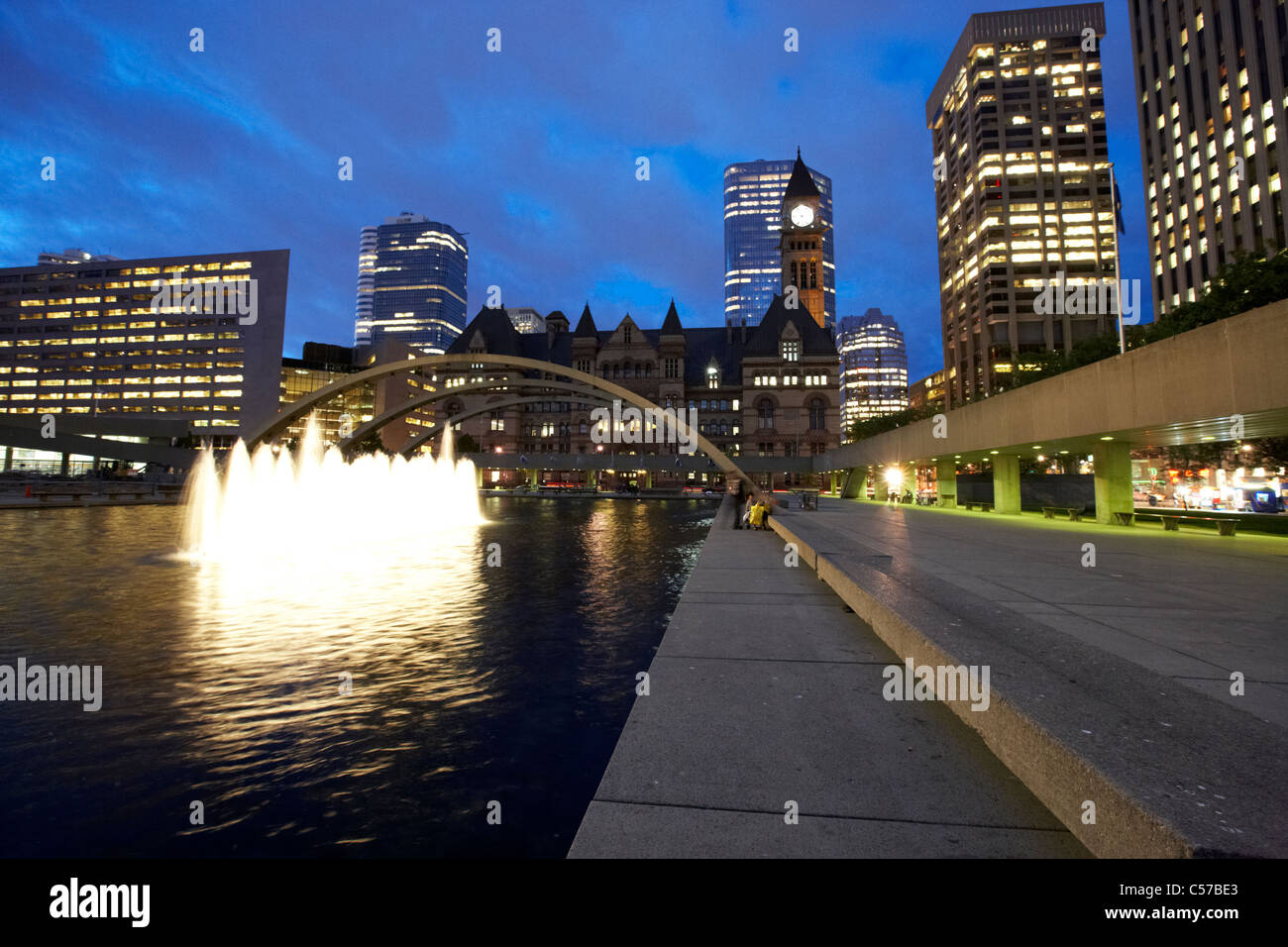 Toronto-Nathan Phillips Square bei Nacht Stockfoto