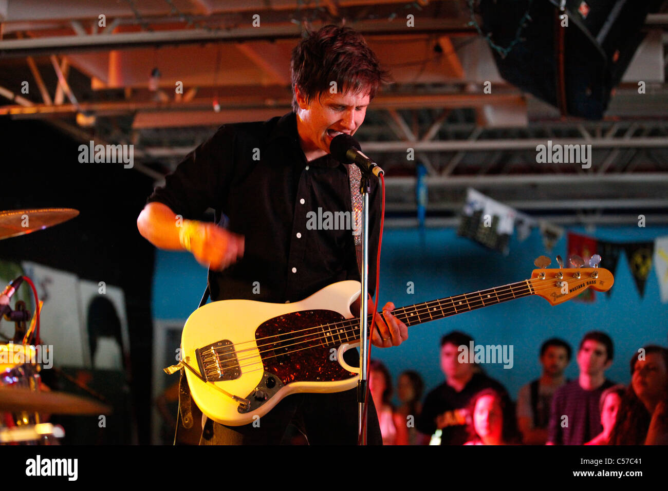 Straße Esser durchführen Freitag, 24. Juni 2011---lokale Showcase Plan-It-X-Festival in The Bishop in Bloomington, Indiana. Stockfoto