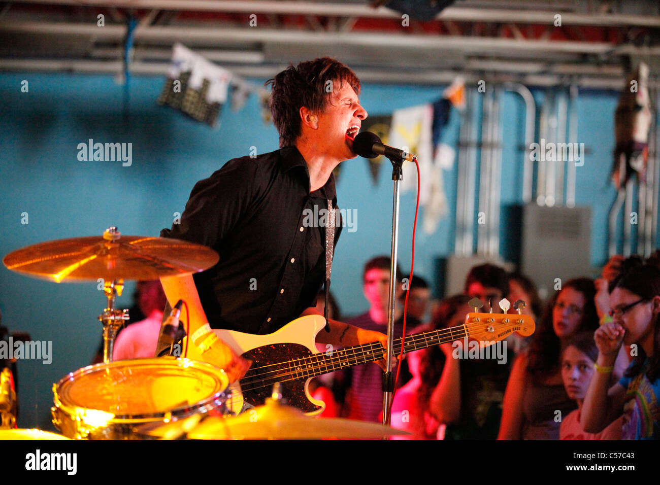 Straße Esser durchführen Freitag, 24. Juni 2011---lokale Showcase Plan-It-X-Festival in The Bishop in Bloomington, Indiana. Stockfoto