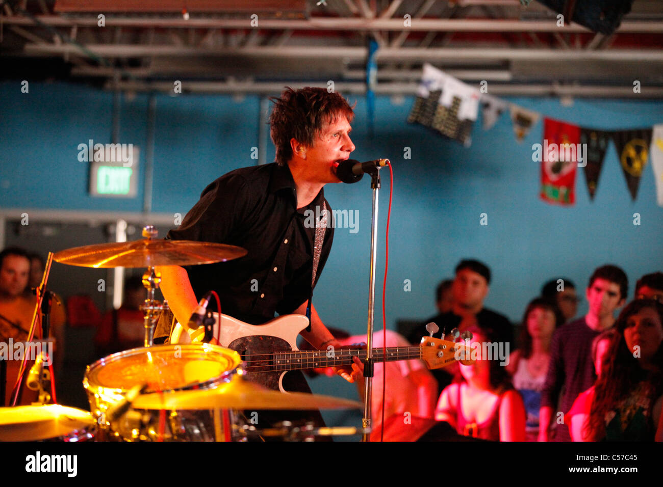 Straße Esser durchführen Freitag, 24. Juni 2011---lokale Showcase Plan-It-X-Festival in The Bishop in Bloomington, Indiana. Stockfoto