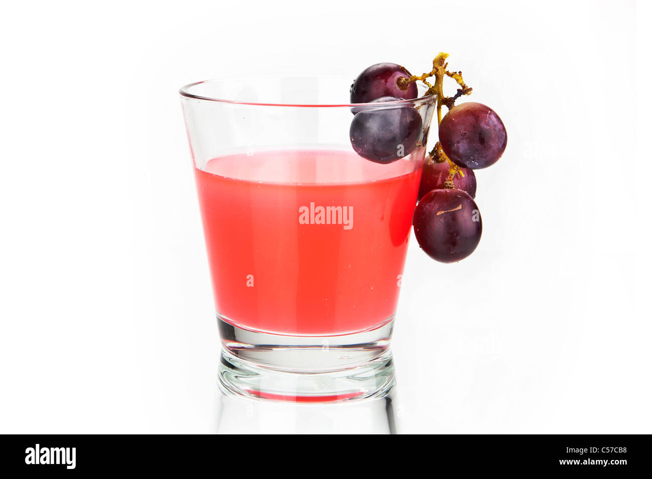 ein Glas Traubensaft und Trauben Stockfoto