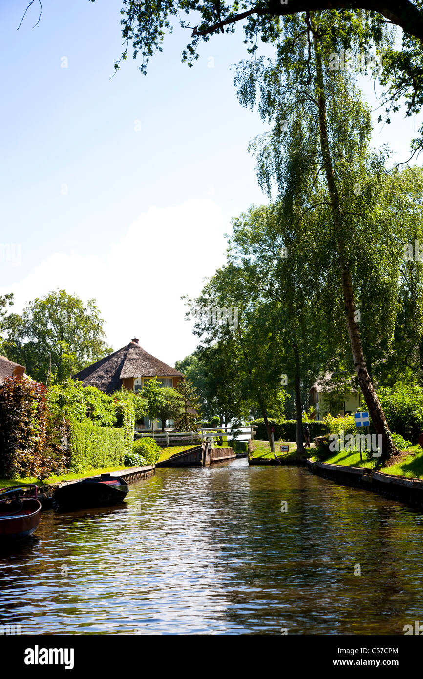 Blick über holländischen Kanal am berühmten Ort Giethoorn Stockfoto