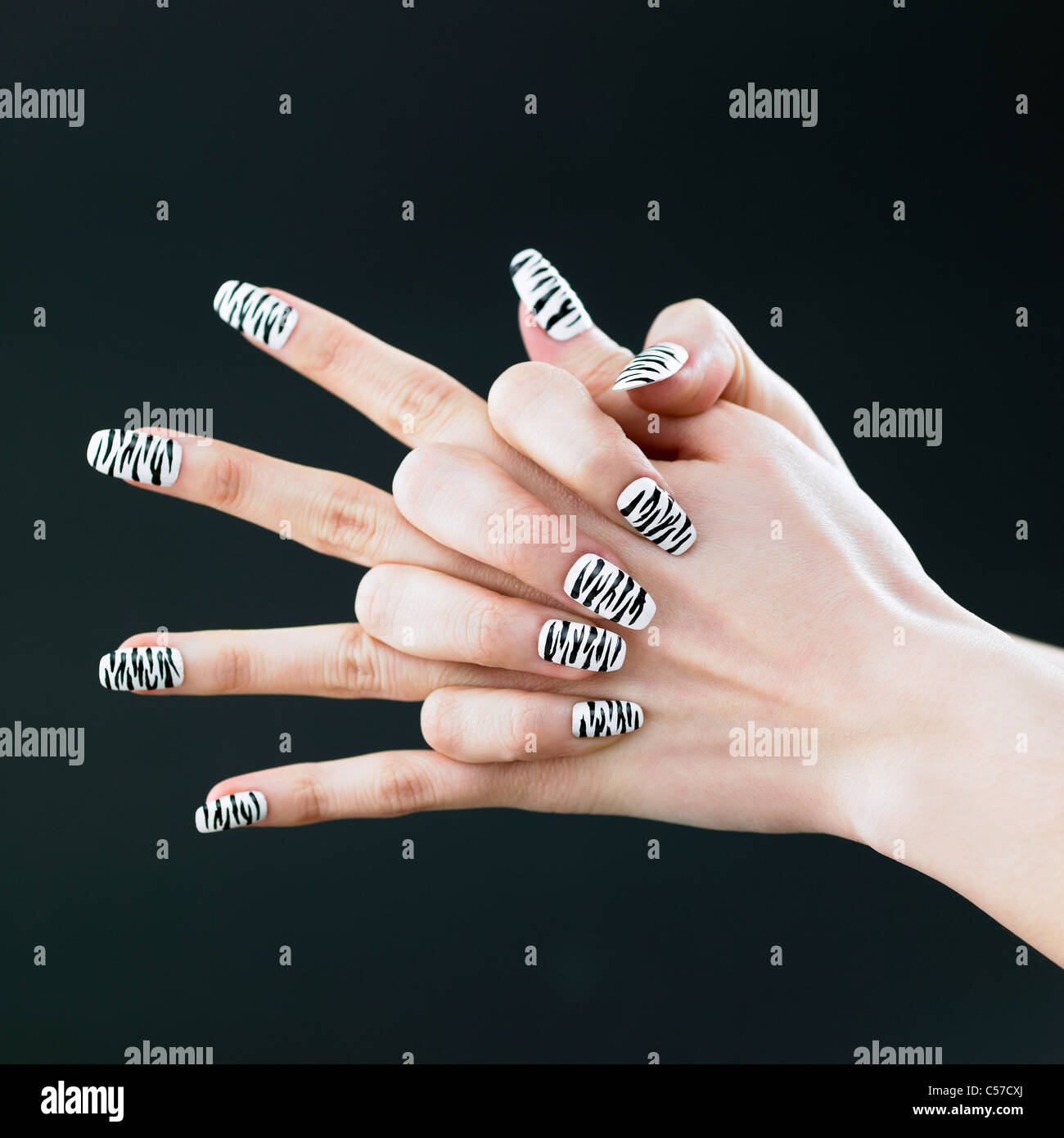 Zebra Muster, Nagel und die Hände verschränkt Stockfoto