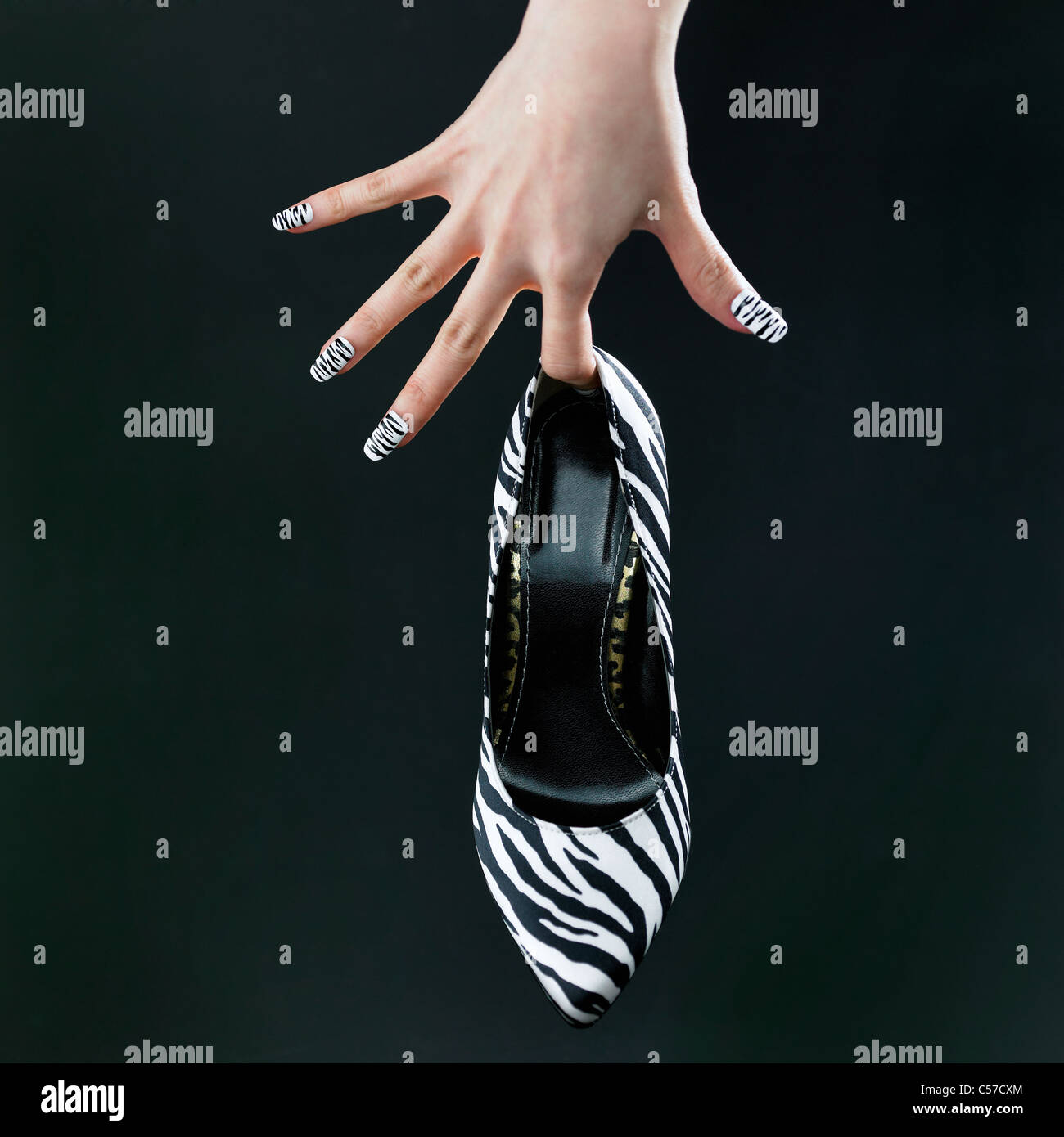 Zebra Muster Nagel Hand tragen highheels Stockfoto