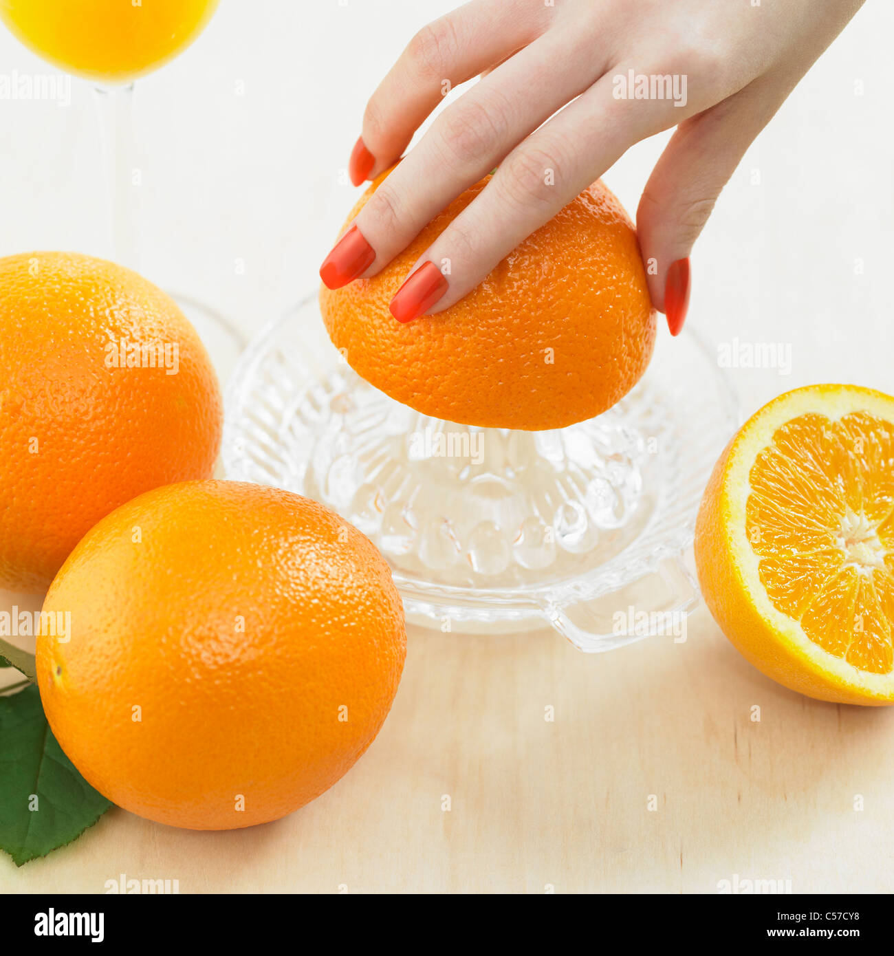 Orange farbigen Nagel Hände drücken die orange Stockfoto