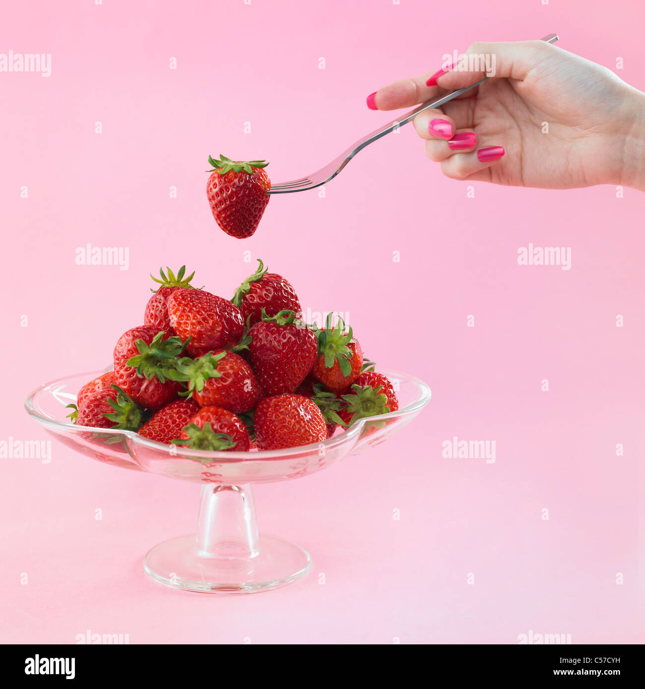 rosa farbigen Nagel Hand stossen Erdbeere Stockfoto