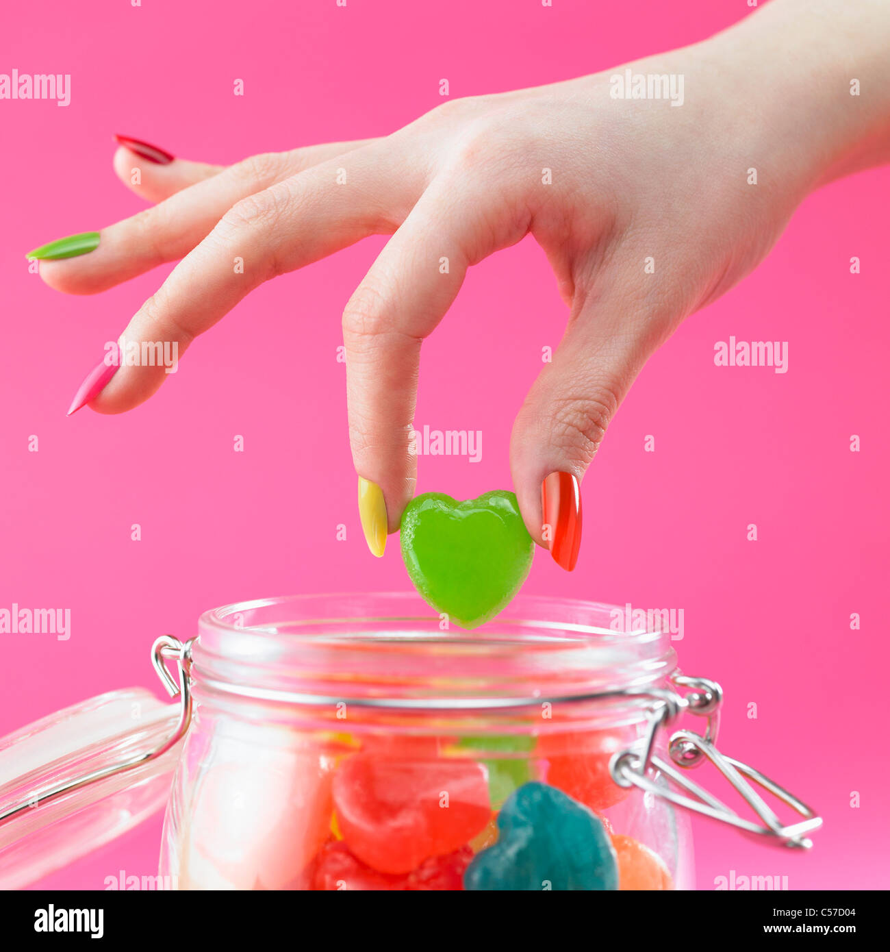 anschauliche farbige Nagel Hand greifen die Bonbons Stockfoto
