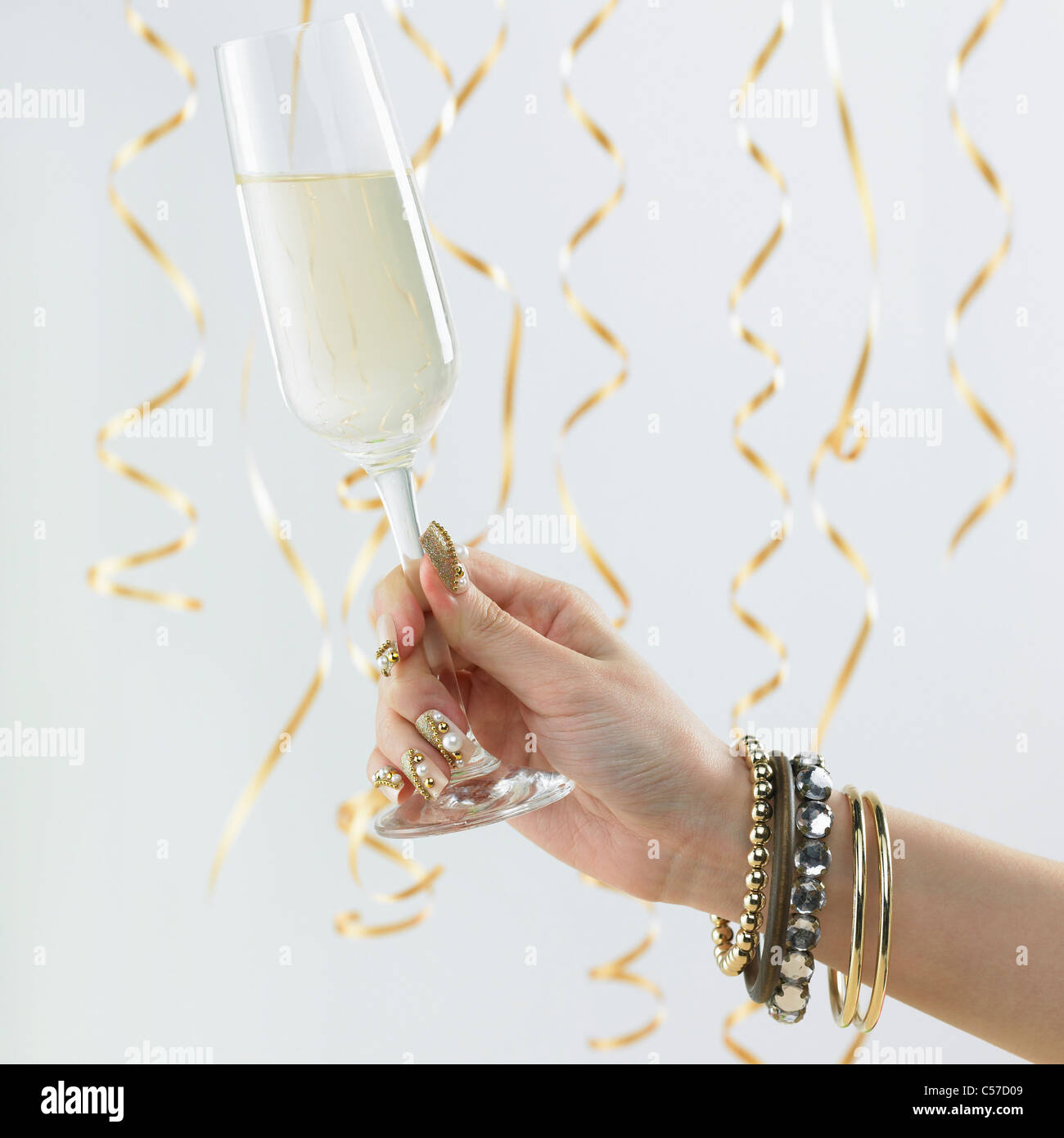 Bling Nagel Hände Champagner Glas Stockfoto