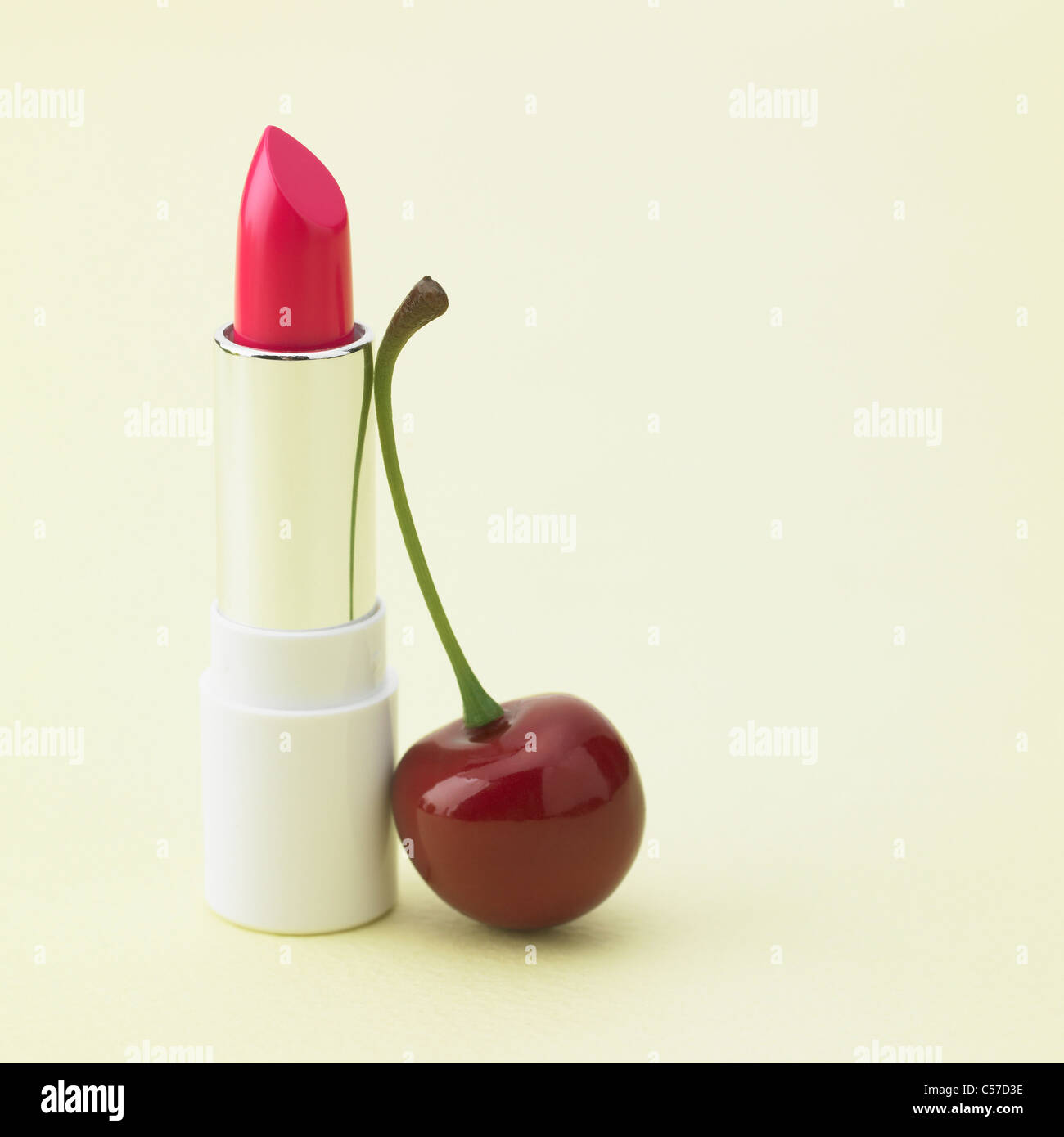 rosa Lippenstift und Kirsche Stockfoto