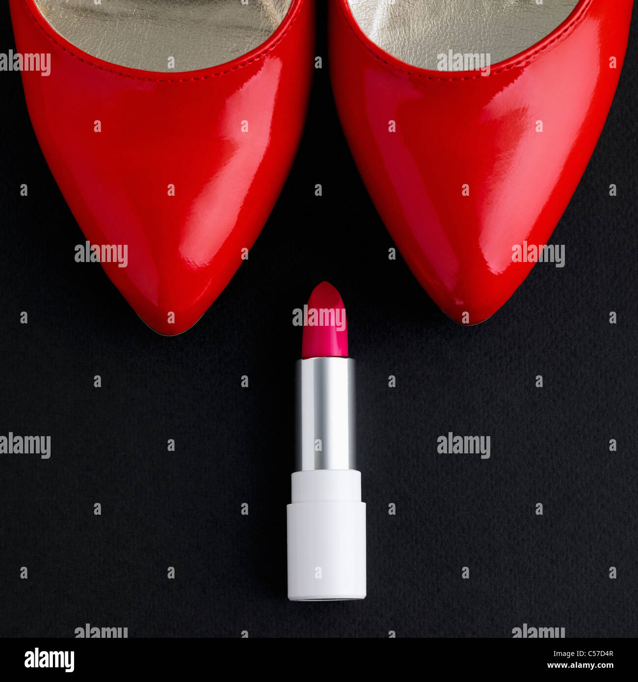 rote Lack High Heels und rosa Lippenstift Stockfoto