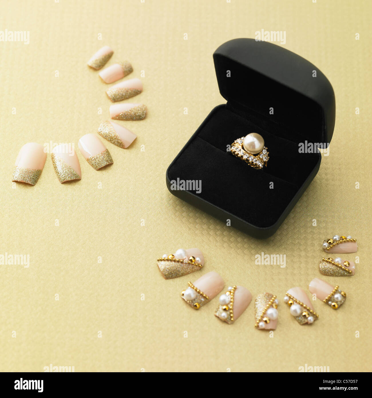 Ring und dekorierten Nagelspitzen Stockfoto