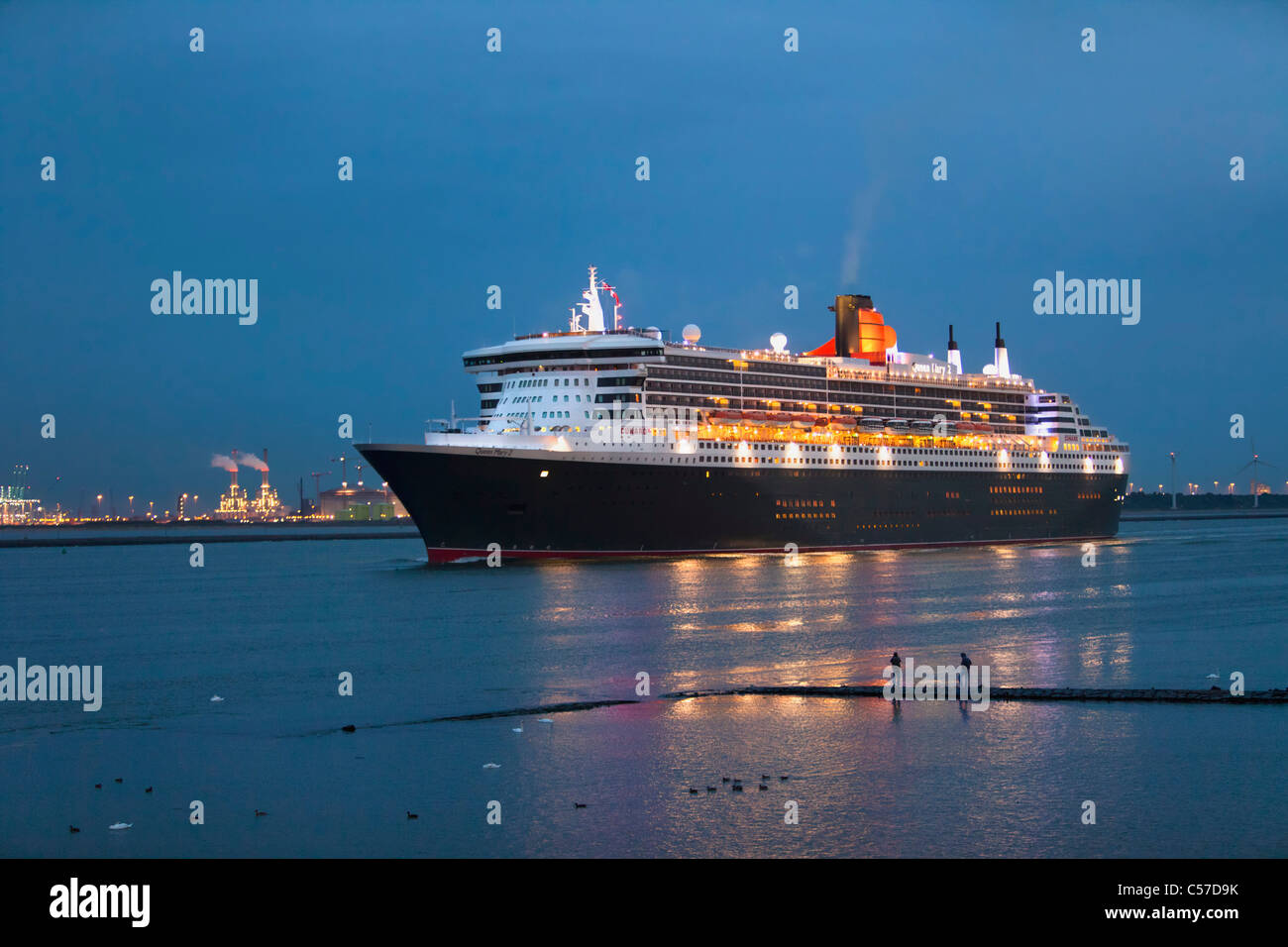 Niederlande, Rotterdam, Kreuzfahrt Schiff Queen Mary 2 in der Morgendämmerung im Hafen oder Hafen ankommen. Stockfoto