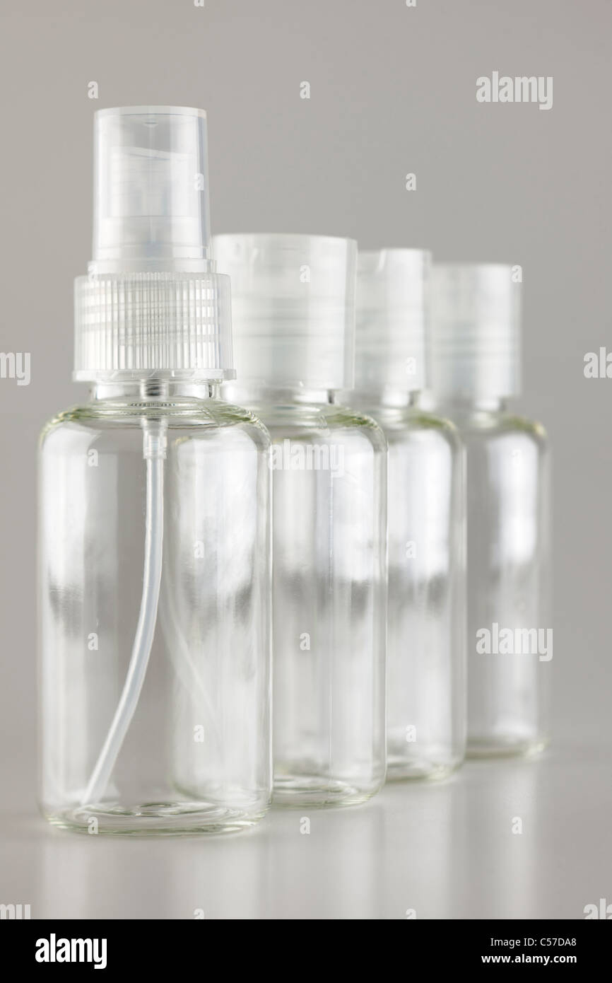 Vier-nachfüllbar Kunststoff Reise-Flaschen Stockfoto