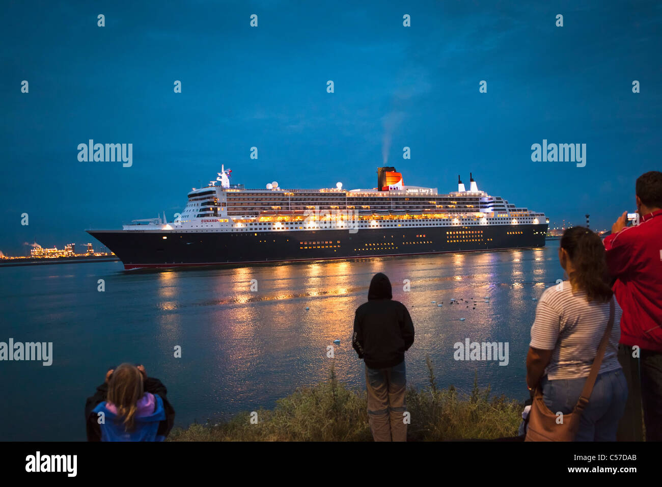 Niederlande, Rotterdam, Kreuzfahrt Schiff Queen Mary 2 in der Morgendämmerung im Hafen oder Hafen ankommen. Stockfoto