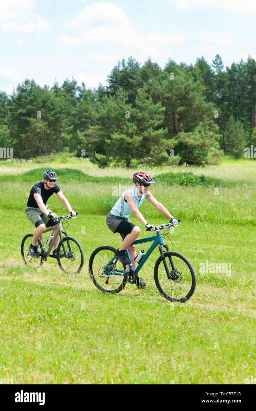 Glückliches Paar Sport Fahrrad in Latiums Wiesen Stockfoto