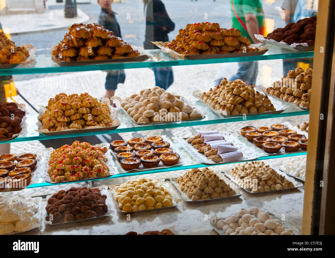 Shop-Schaufenster der Auswahl an Süßwaren Stockfoto