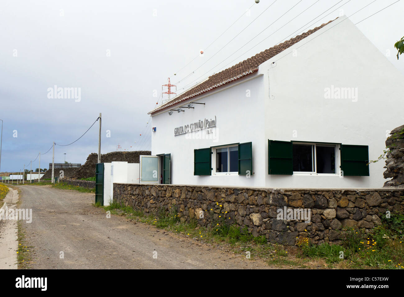 Eintritt in die Lavaröhre genannt Gruta Carvão (Paim), Ponta Delgada, Insel São Miguel, Azoren. Jetzt eine touristische Attraktion. Stockfoto