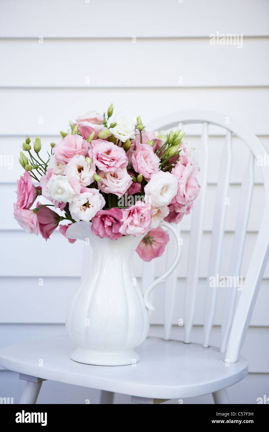 Rosa Blumen in der vase Stockfoto