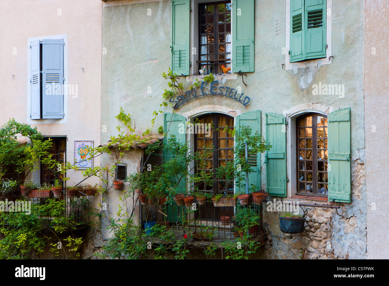 Moustiers-Sainte-Marie, Frankreich, Europa, Provence, Alpes-de-Haute-Provence, Dorf, Haus, Haus, Fenster, Balkon Stockfoto