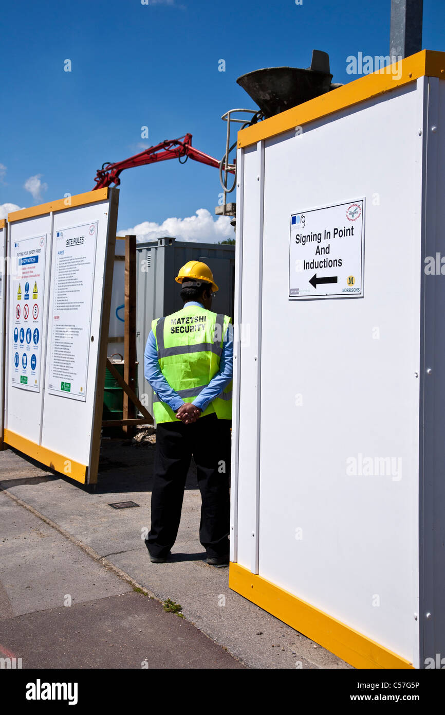 Mann im harten Hut & Hi-Vis Weste Stockfoto