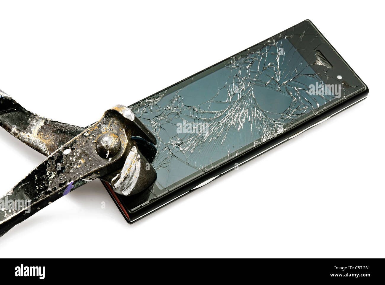 Neue Smartphone durch eine alte Zange zertrümmert. Studio Foto, isoliert auf weiss. Stockfoto