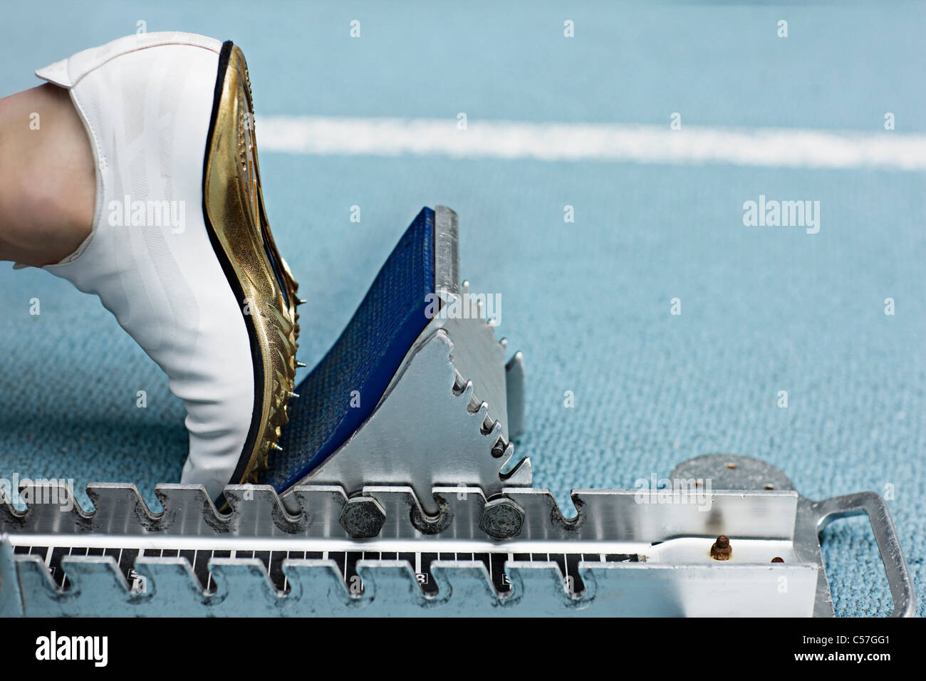 Nahaufnahme von Spikes Schuh am Start-block Stockfoto