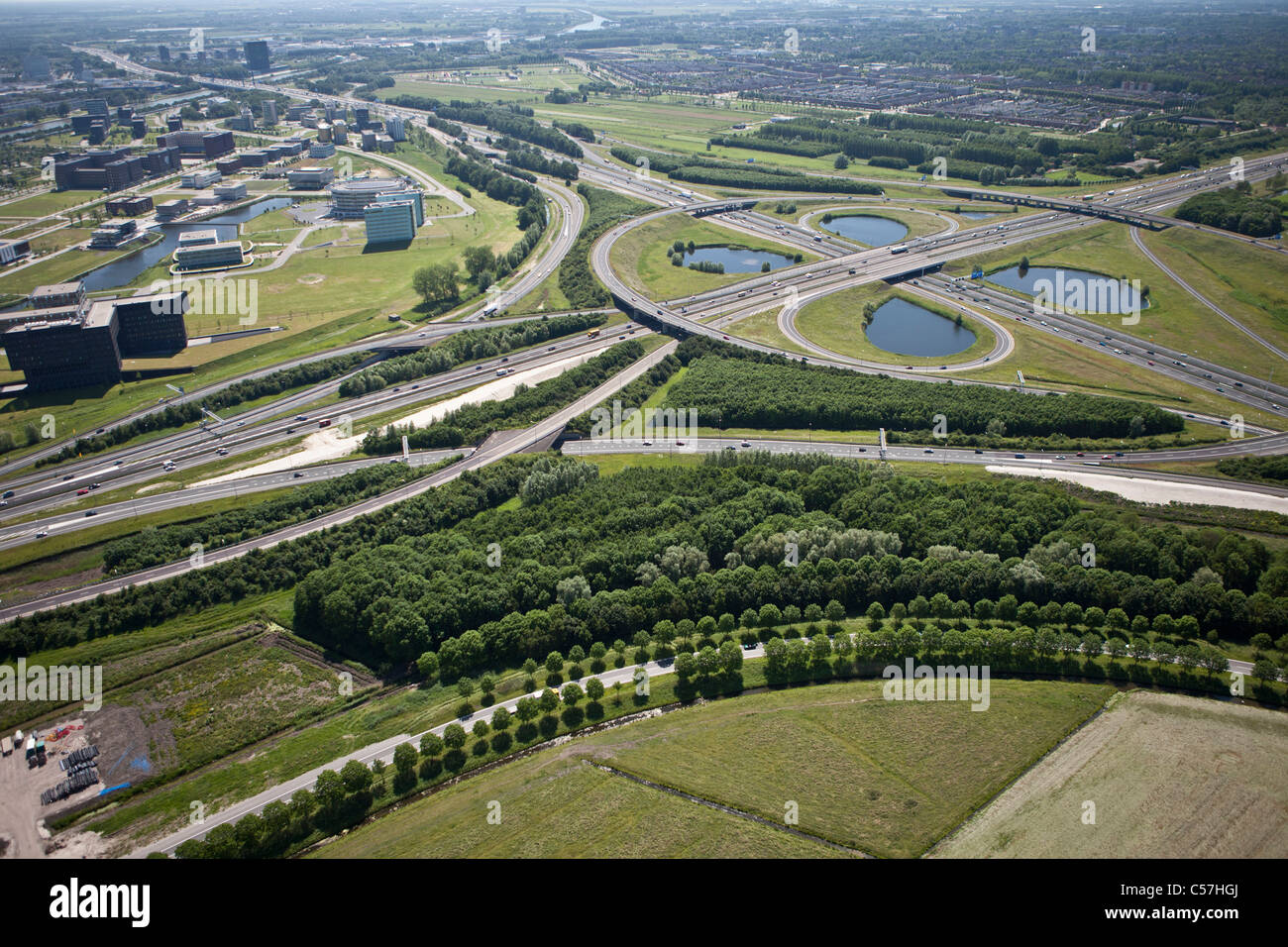 Die Niederlande, Utrecht, Kleeblatt am Oudenrijn. Autobahn A2 und A12 genannt. Luft. Stockfoto