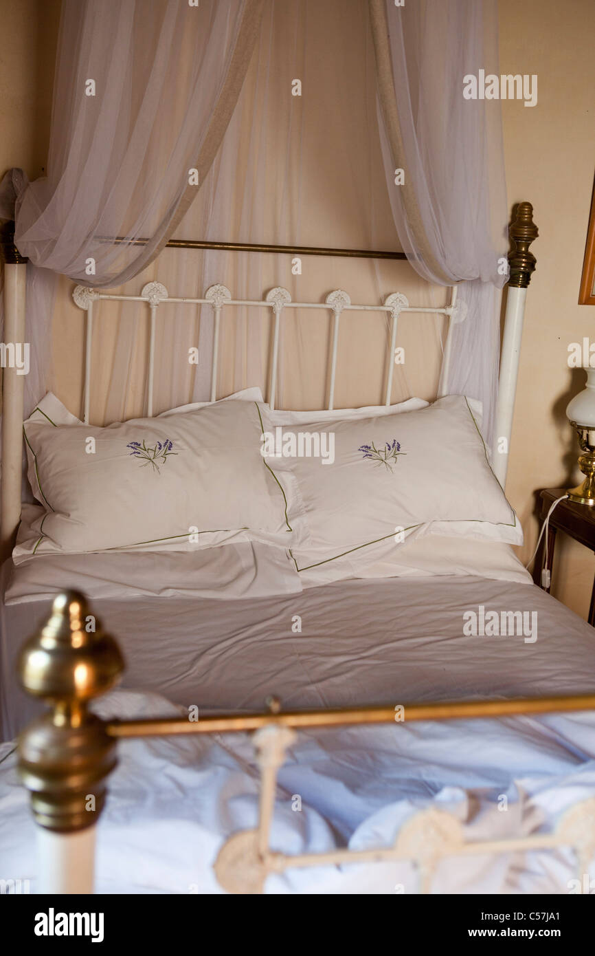 Altmodische Bett mit Vorhängen Stockfotografie - Alamy