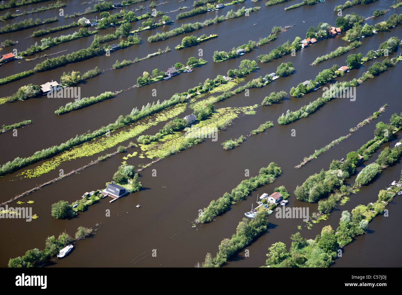 Die Niederlande, Breukelen, Dugged Land in Sumpf. Wassersport. Housing Ferienhäuser. Luft. Stockfoto